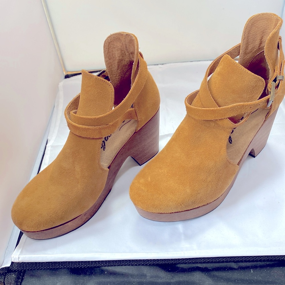 Tan Suede Free People Clog Booties size 38.  Made in Spain, new w/o tags